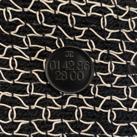 CHANEL Tweed Jacket!! Black & White Tweed Wool Jacket - Picture 8 of 15